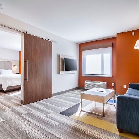 Holiday Inn Express & Suites Langley By Ihg Buitenkant foto